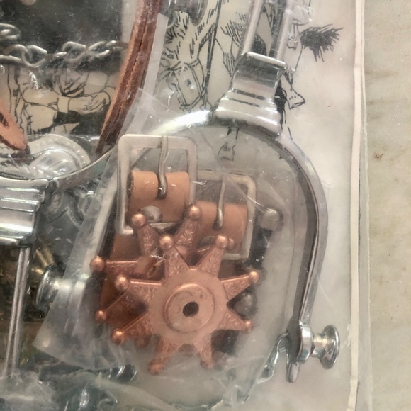 Vintage LITTLE COWPOKE SHERIFF PACKAGE: Metal and leather Spurs & Metal Badge - Picture 7 of 9